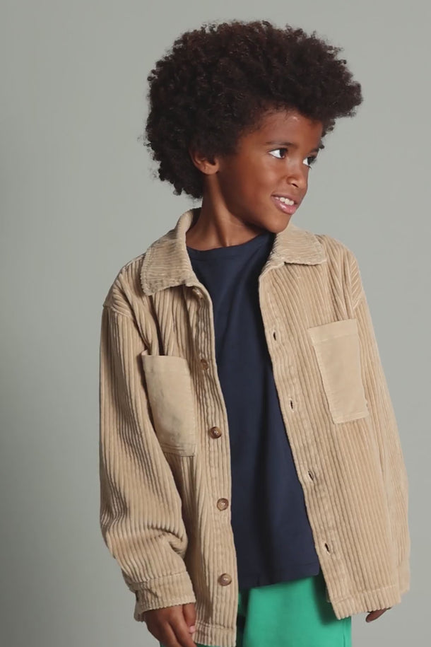 #color_stone | video of a bow wearing a gots certified organic cotton corduroy shirt for boys in beige hues from cozmo
